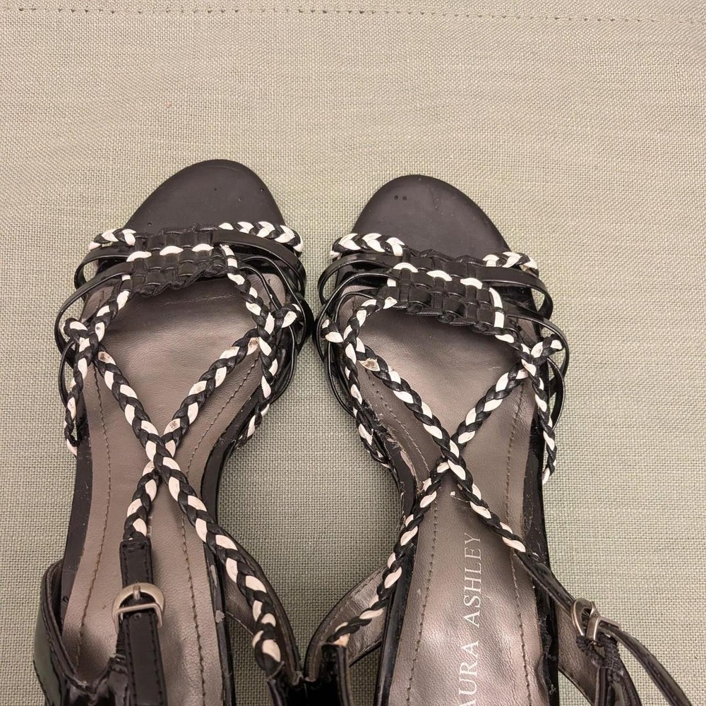 Laura Ashley sandals‎